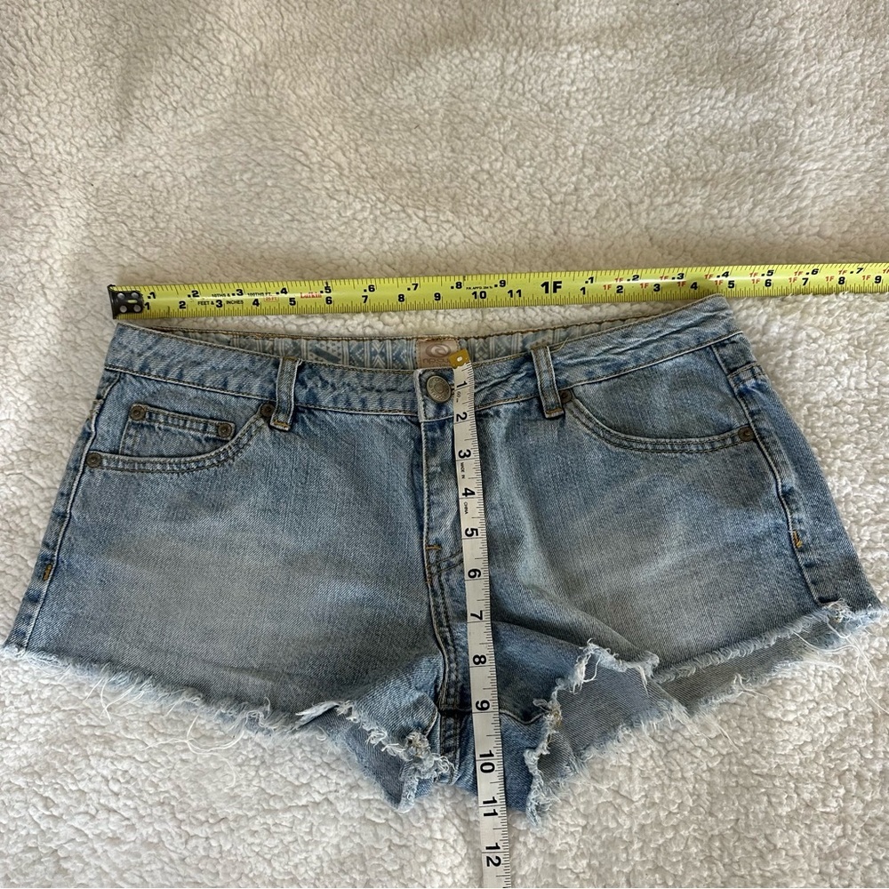 Rip Curl Frayed Hem Light Wash Jean Shorts Size 9 Summer 🔥 - Picture 3 of 6